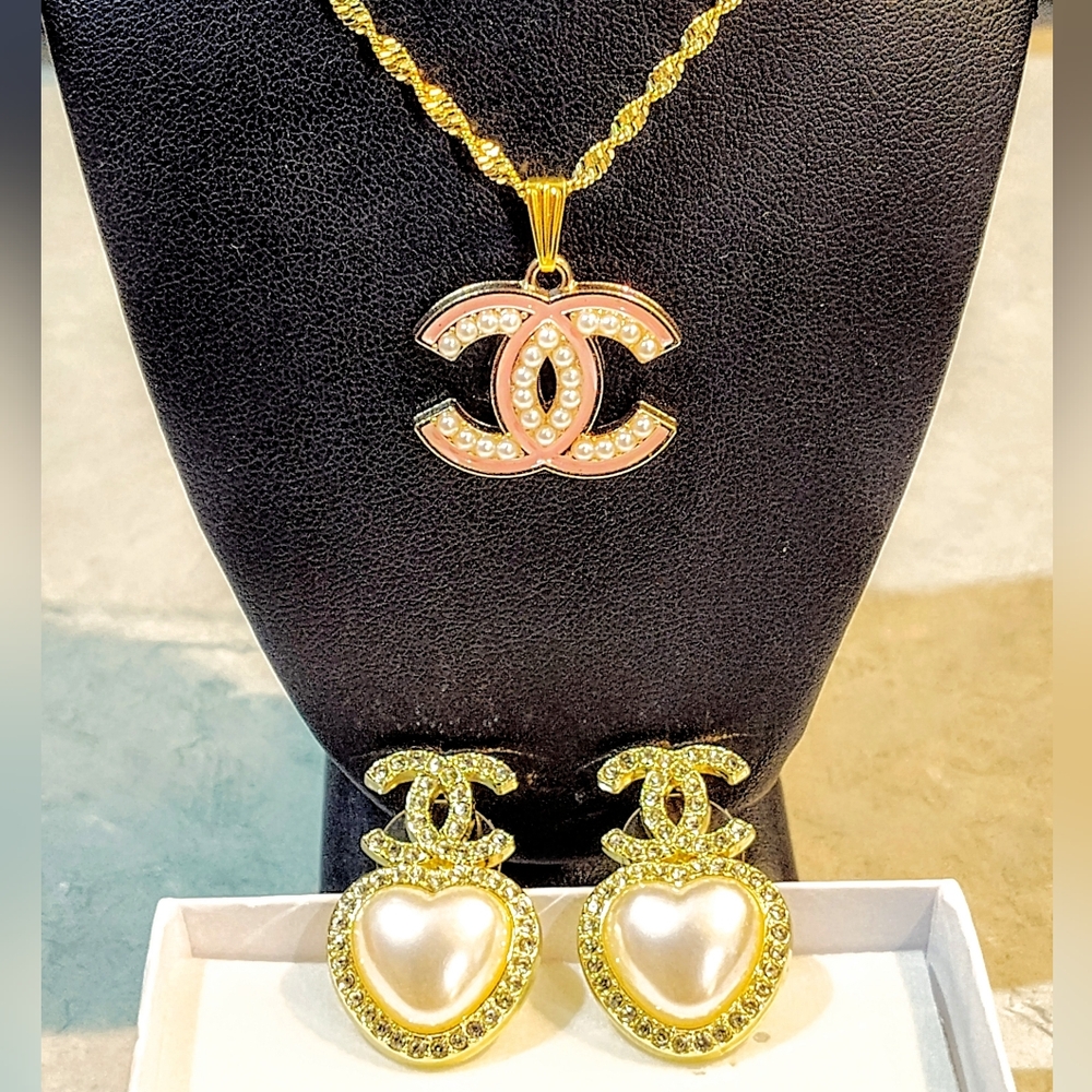CHANEL CC GOLD-PLATED PENDANT ON NECKLACE & CHANEL CC HEART EARRINGS FAUX PEARLS - Picture 2 of 16